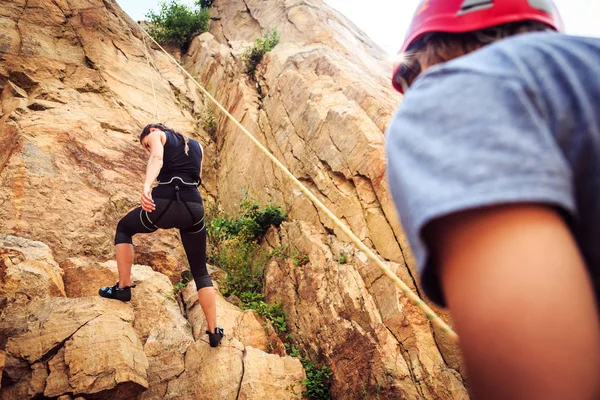 Giovani arrampicatori arrampicata su roccia — Foto Stock