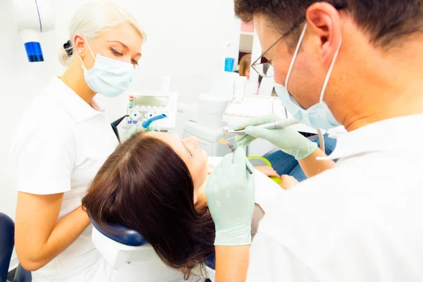 Mujer joven en el dentista — Foto de Stock