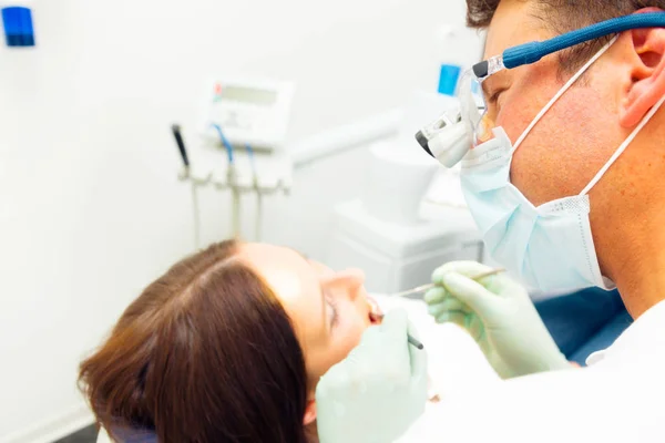 Mujer joven en el dentista — Foto de Stock