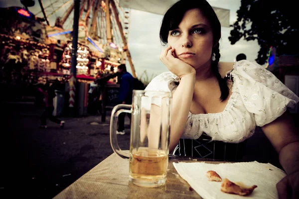 Jeune femme s'ennuie au carnaval — Photo