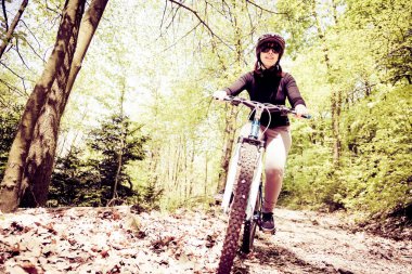 genç kadın dağ bisikleti binme