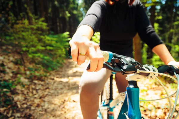 Young Woman Riding Her Mountain Bike — Stock Photo, Image