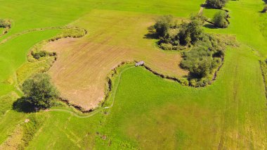 küçük bir nehrin havadan görünümü