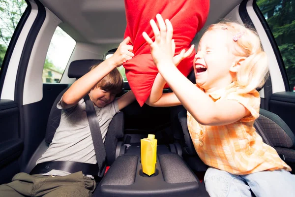 車の中で座っている子供 — ストック写真