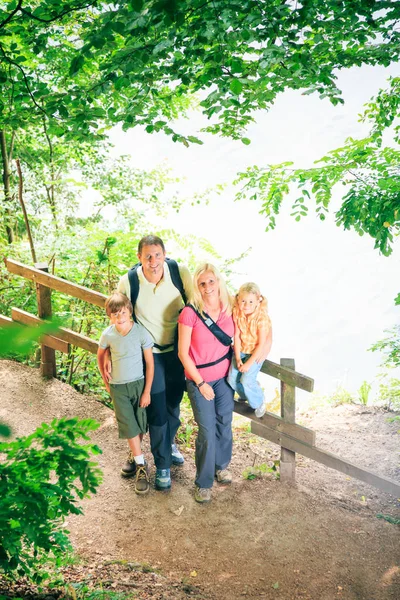 Famiglia di quattro escursionisti — Foto Stock
