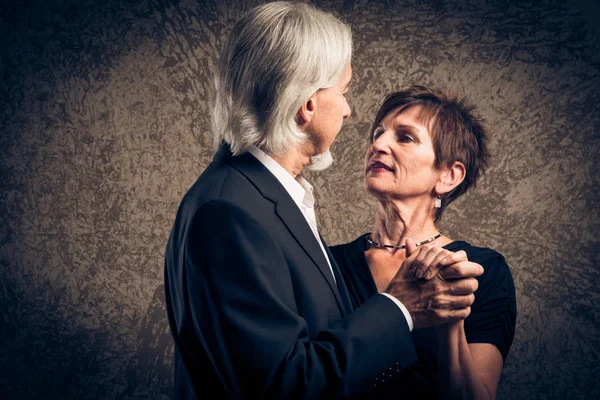 Casal sénior dançando — Fotografia de Stock