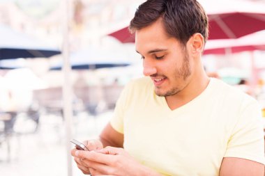 Güzel bir gün dışarı şehirde olan genç adam