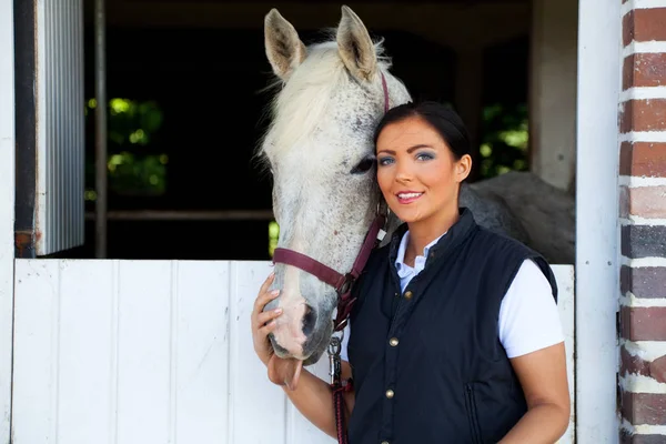 Jovem mulher no rancho de cavalos — Fotografia de Stock