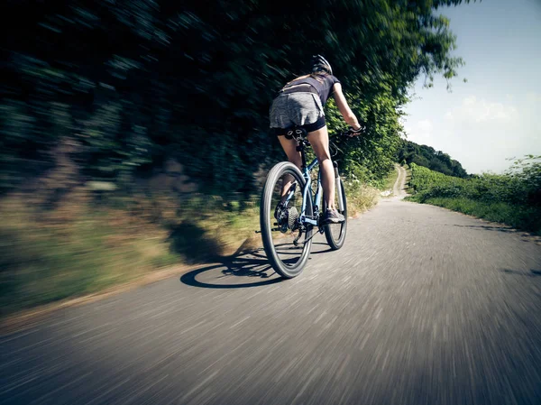 Jovem mulher na bicicleta de montanha — Fotografia de Stock