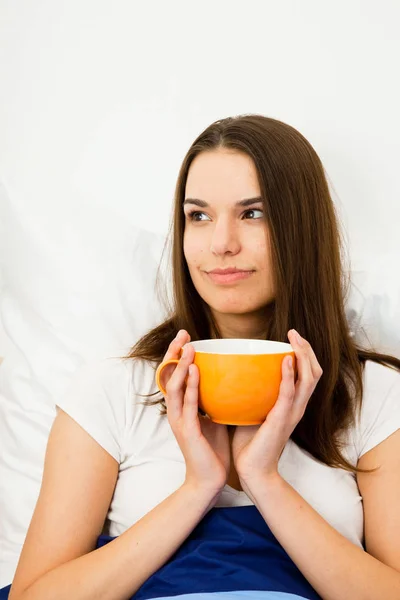 Schöne Frau mit Kaffee im Bett — Stockfoto