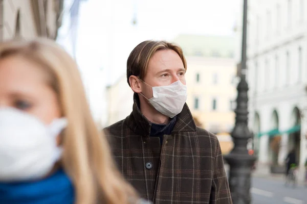 Mensen dragen griep bescherming maskers — Stockfoto
