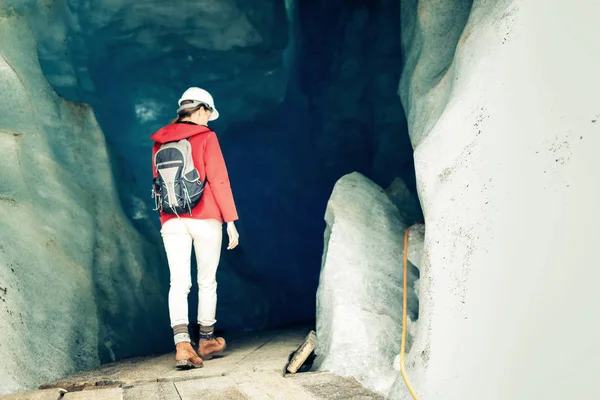 Científico en un sitio de expedición examinando un glaciar — Foto de Stock