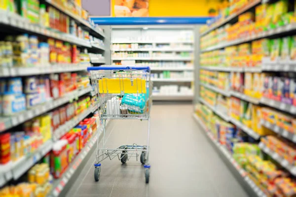 Einkaufswagen steht im Supermarkt — Stockfoto