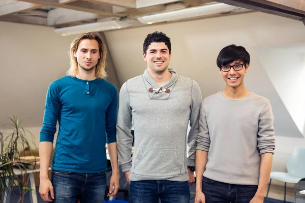 Fundadores start-up tecnologia posando para um tiro em grupo — Fotografia de Stock