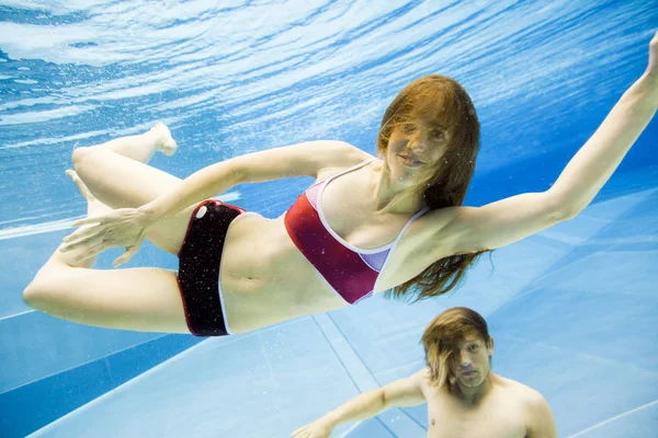若いカップル スイミングの水中ビュー — ストック写真