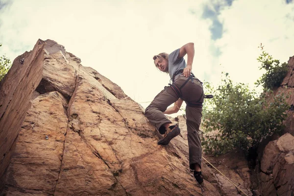 Jovem alpinista escalada — Fotografia de Stock