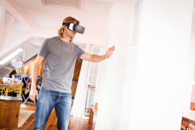 Vr gözlükle dairesinde genç adam