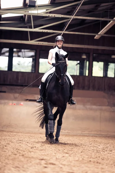 Menina jovem montando seu cavalo — Fotografia de Stock