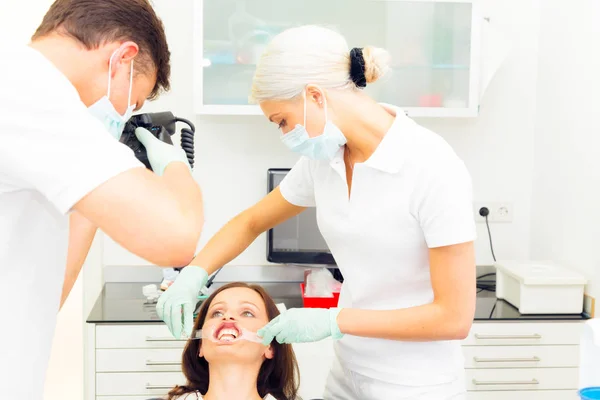 Dentist Taking A Photo Of Patients Teeth — Stock Photo, Image