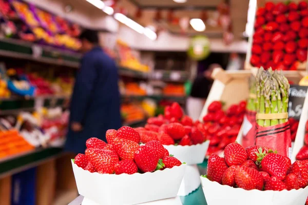 Eten kraam met aardbeien — Stockfoto