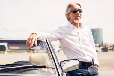 Komuta sizde Cabrio klasik otomobil yanında ayakta