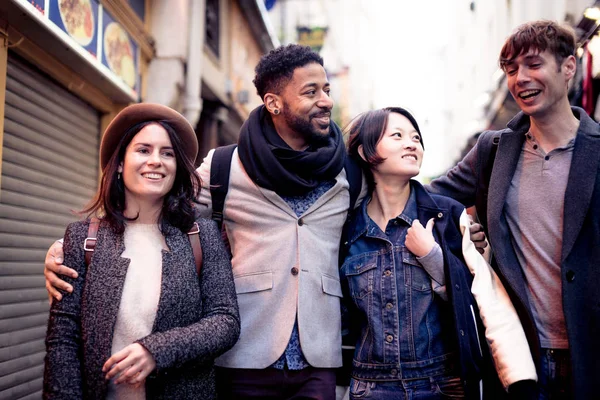 Grupo multi-étnico de amigos se divertindo em Paris, Quartier Latin — Fotografia de Stock
