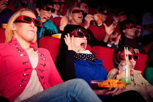 Gente en el cine — Foto de Stock