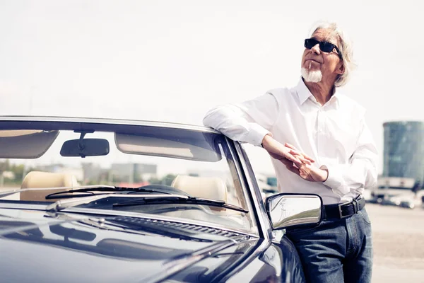 Старший чоловік стоїть поруч кабріолет класичний автомобіль — стокове фото