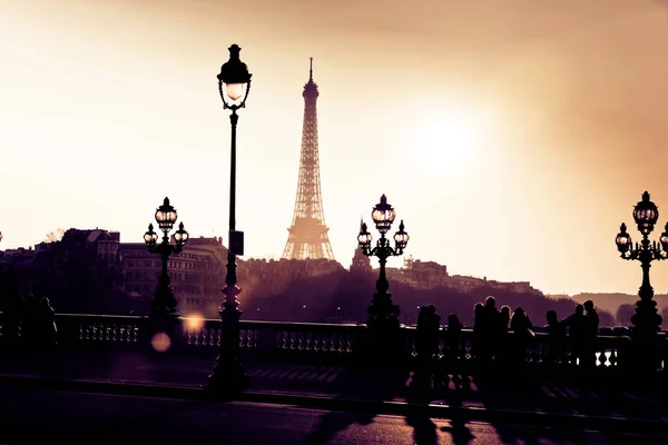 Silhouetten in den Straßen von Paris — Stockfoto