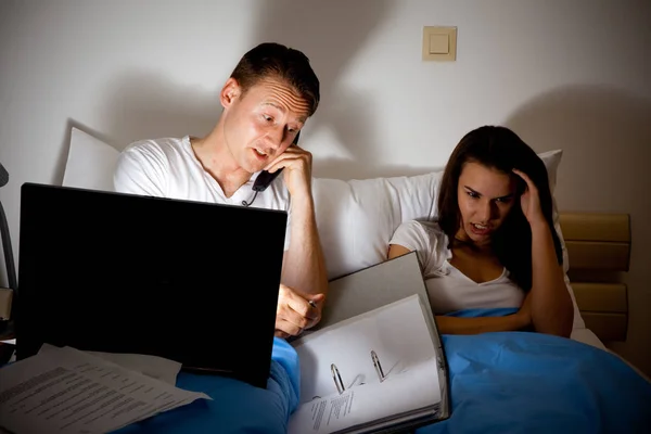 Esta pareja está luchando porque está trabajando demasiado — Foto de Stock