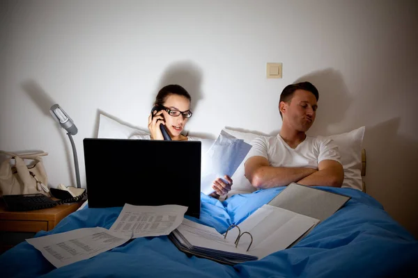 Dieses Paar kämpft, weil es zu viel arbeitet — Stockfoto