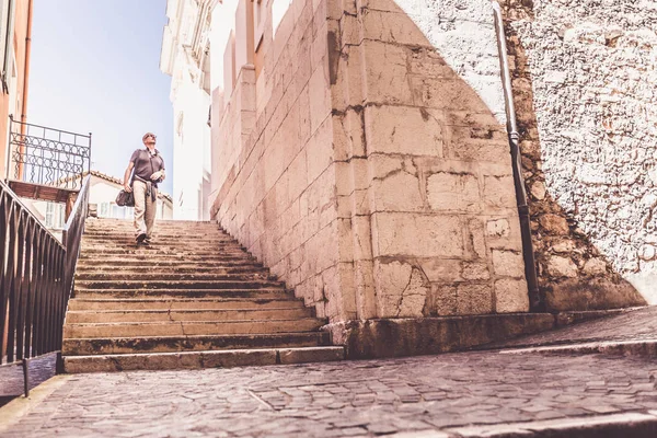 Tourist Walking Through Old Mediterranean Town — Stock Photo, Image