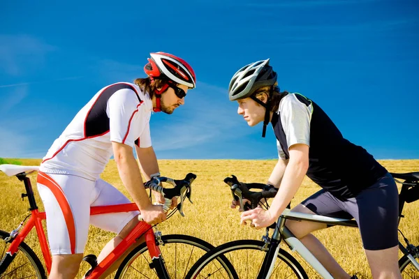 Dos ciclistas mirándose el uno al otro — Foto de Stock