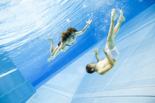 若いカップル スイミングの水中ビュー — ストック写真