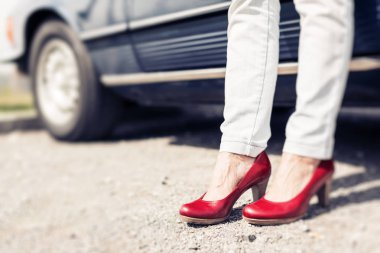 Cabrio klasik otomobil yanında duran kadın