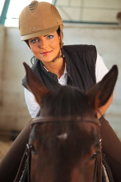 Nő a fedett lovarda — Stock Fotó