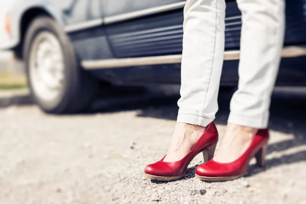 Mujer de pie junto a coche clásico convertible —  Fotos de Stock