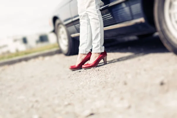 Γυναίκα να στέκεται δίπλα στο κλασικό μετατρέψιμο αυτοκίνητο — Φωτογραφία Αρχείου