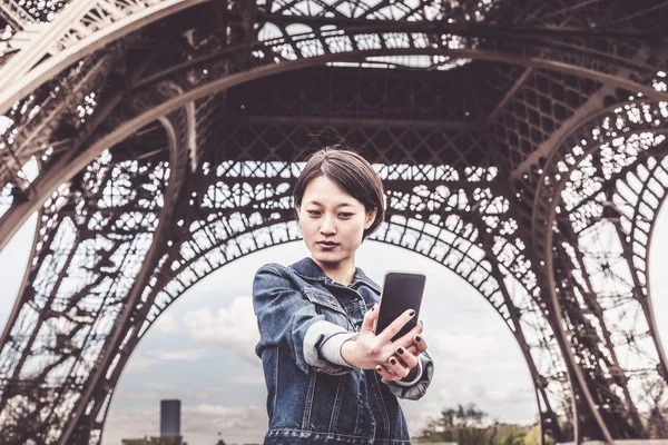 Eyfel Kulesi önünde genç Çinli kadın turist — Stok fotoğraf