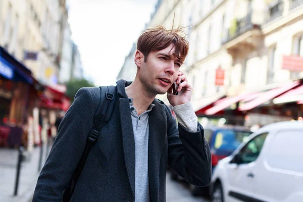 Jovem homem parisiense se divertindo no Quartier Latin — Fotografia de Stock