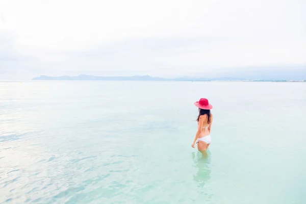 Mujer joven junto al mar —  Fotos de Stock