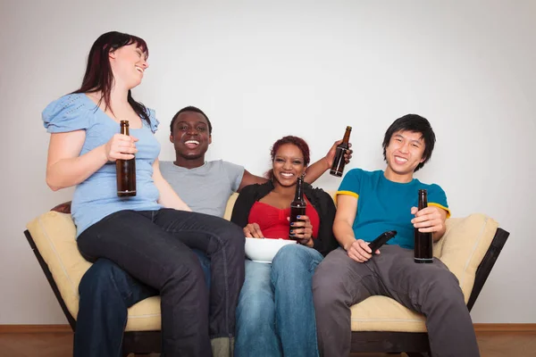 Amigos viendo TV — Foto de Stock