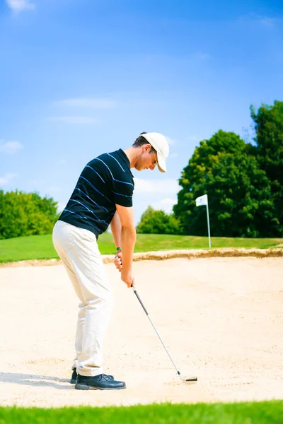 Pria bermain golf — Stok Foto
