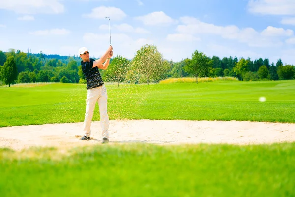 Pria bermain golf — Stok Foto