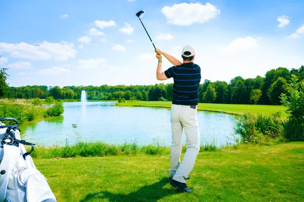 Homme jouant au golf — Photo