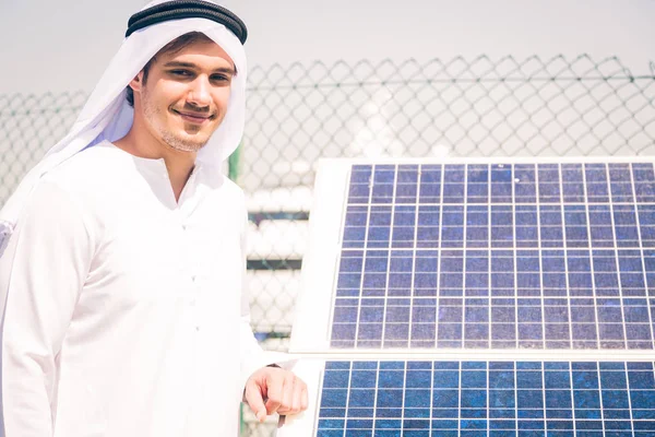 Νεαρός άνδρας αραβική με ηλιακό πάνελ — Φωτογραφία Αρχείου