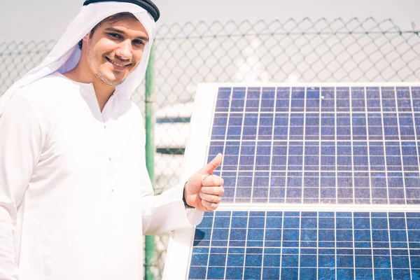 Молодой арабский человек с солнечной панелью — стоковое фото