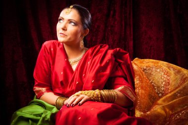 Bollywood tarzı Sari giyen genç kadın