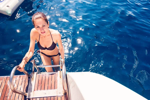 Fiatal nő kimászott a tenger — Stock Fotó