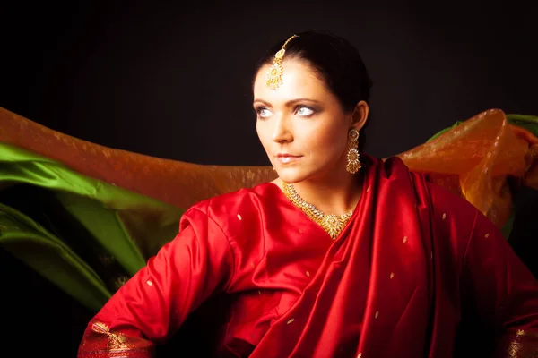 Junge Frau mit Bollywood-Sari — Stockfoto